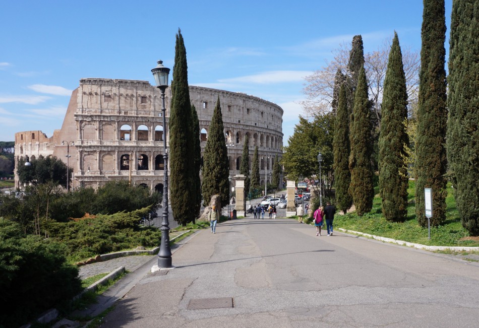 Widok na Koloseum z parkowej alei